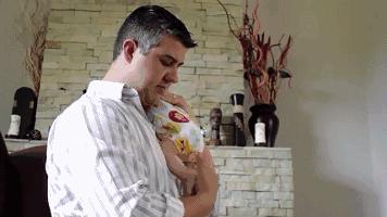 宝宝喝奶后多久才能放床上,新生儿喝完奶多久放床上睡比较好