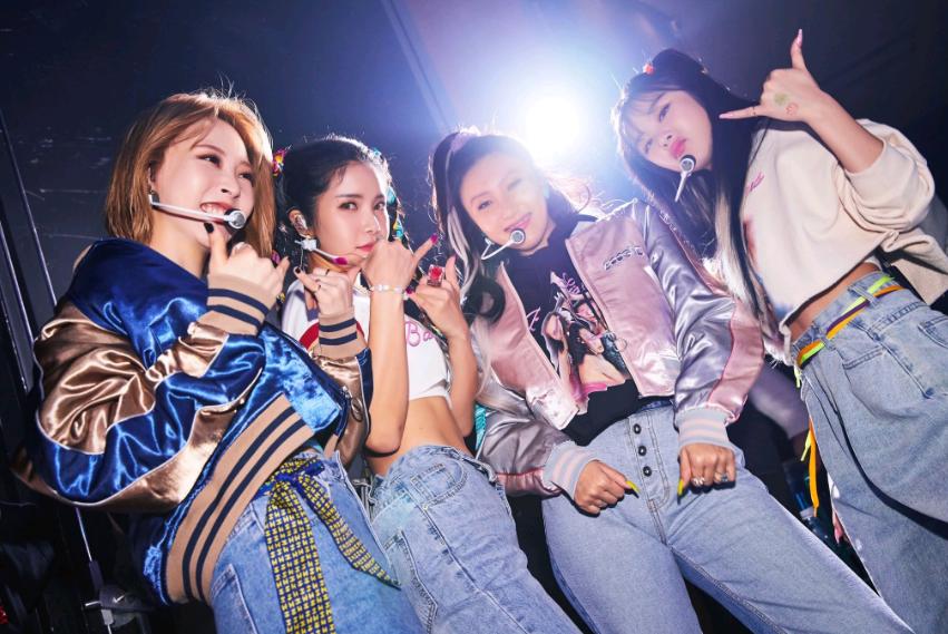 女艺人在校园表演摸*体下**舔手，污秽不堪，告发涉嫌演出淫乱罪