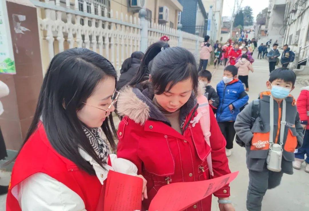 村镇扫黄打非宣传活动简报,四明镇开展扫黄打非专项整治行动