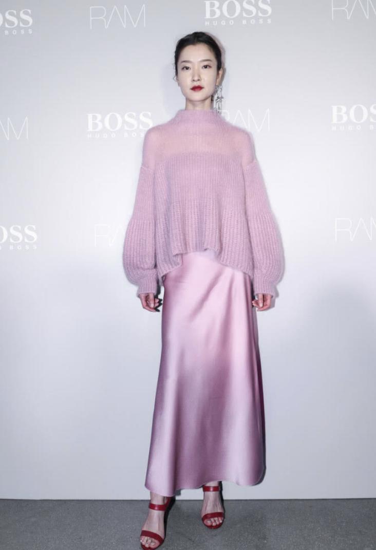 越南版“杨幂”—浪姐4选手芝芙，性感又甜美的穿搭技巧