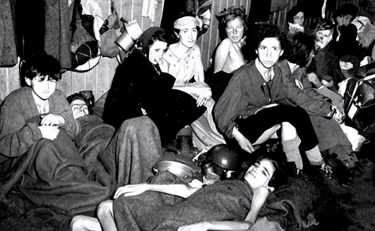 变态的纳粹德国,*光脱**犹太人女人衣服,集体*杀屠**!