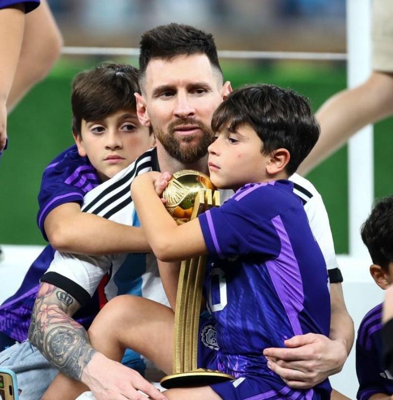 梅西世界杯夺冠亲吻安东内拉,梅西夺冠亲吻妻子