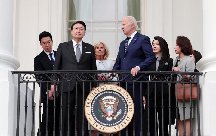 韩国第一夫人出访英国王室服装秀,韩国第一夫人美丽瞬间