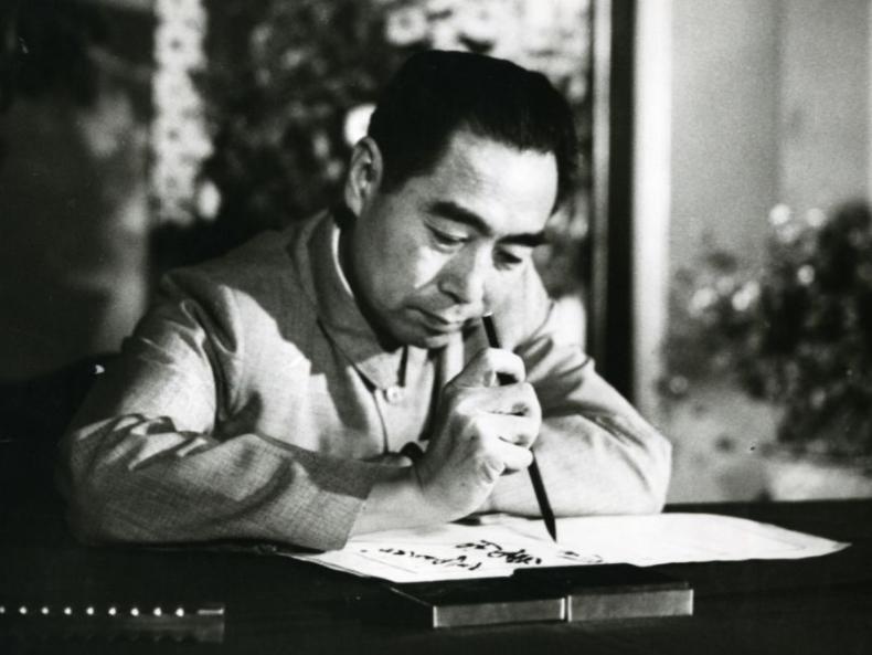 1949年，众人力劝毛主席搬进中南海，毛主席：我不搬，我不做皇帝