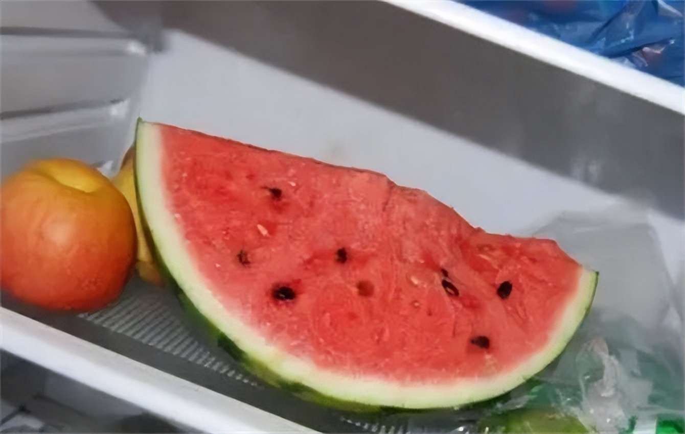 西瓜可以放冰箱里冷藏吗,西瓜可以放冷冻室里冻着吃吗