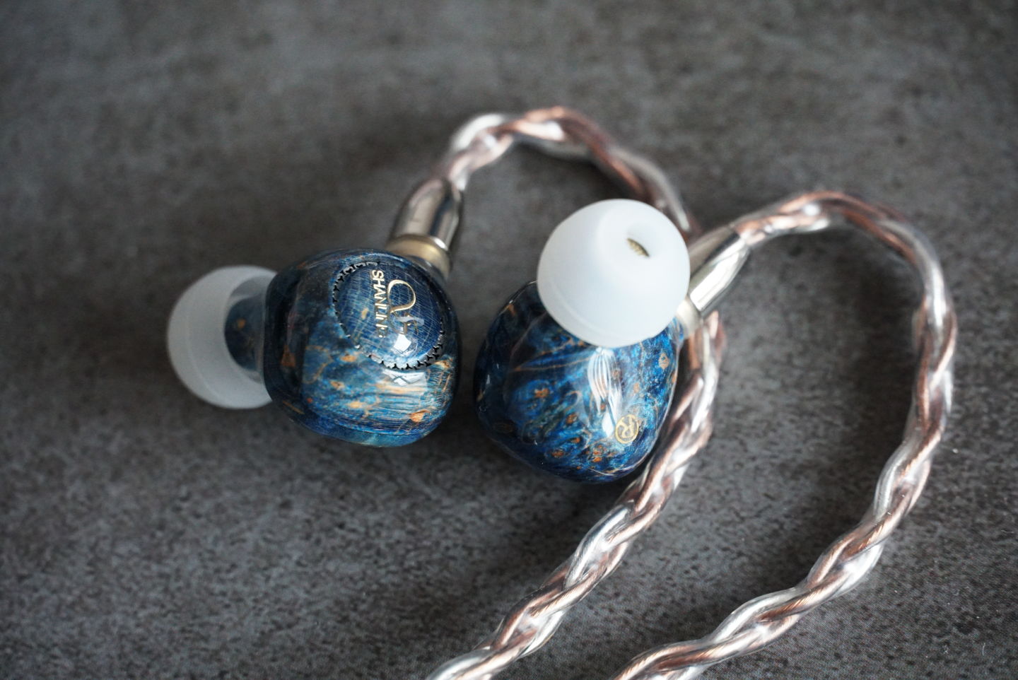 就像是送到宫里的耳机，仅3000元出头，靛蓝色木制入耳式动圈杰作