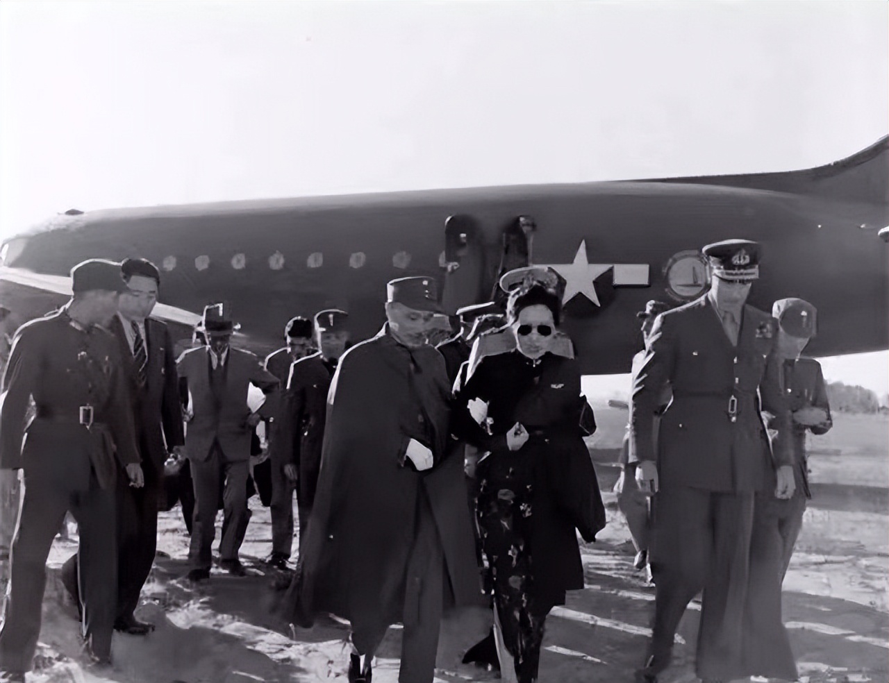 蒋介石开罗会议画面：不会说英语好尴尬，苍蝇也过来凑热闹