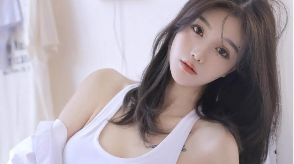 女生会对你说这三句话暗示你,肢体语言看出女生对你的态度