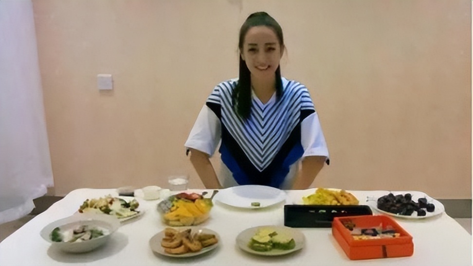 顶流迪丽热巴:被杨幂8亿捧红,工作四年无休,夺金鹰视后被嘲