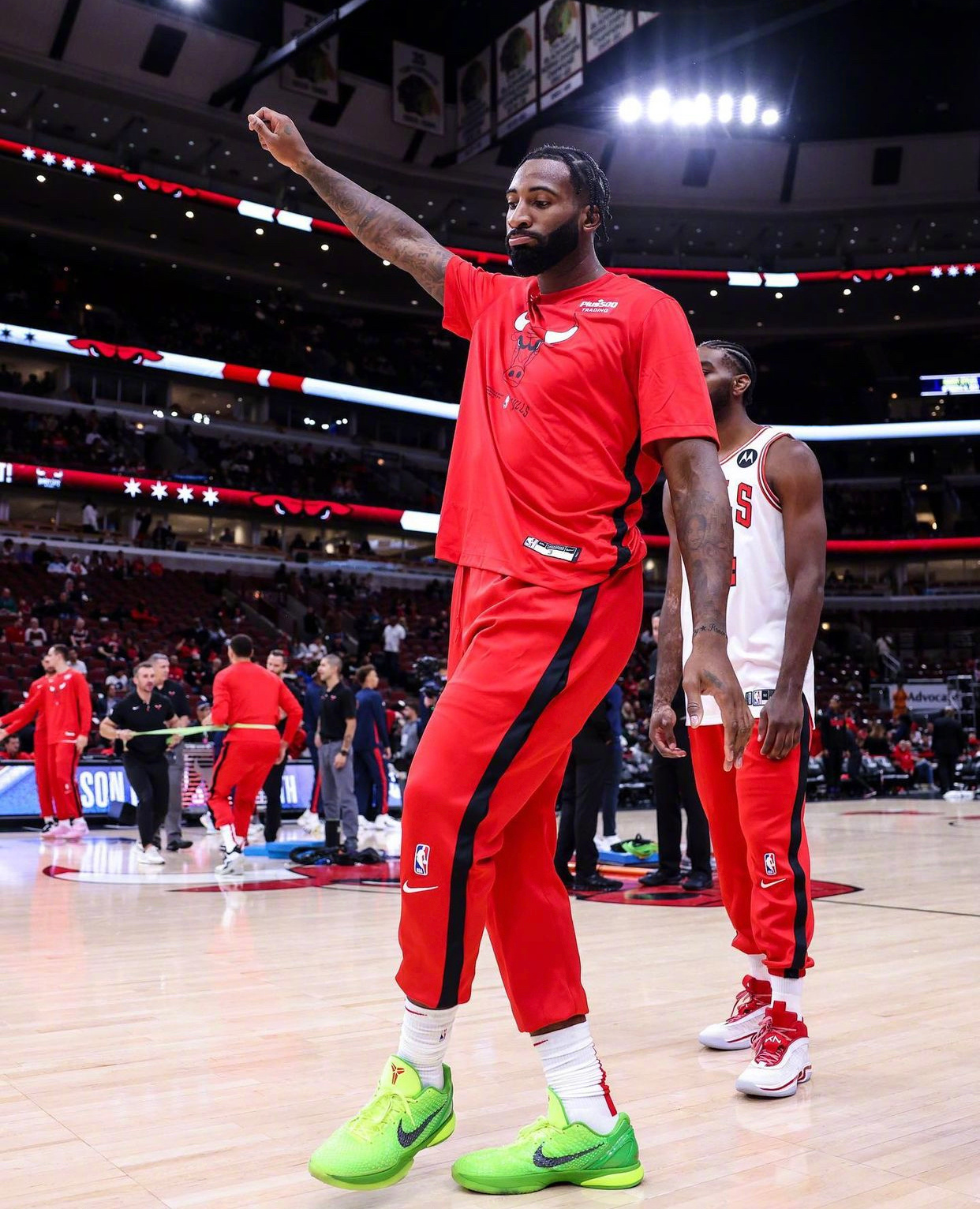 NBA季前赛上脚：胖虎穿Zion2灭霸紫，杰伦穿科比5