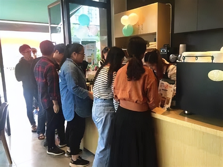内行评价奶茶行业：合法且暴利，毛利率达到百分之八九十