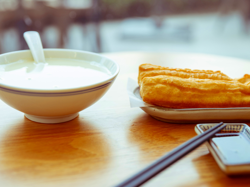 外面炸的油条为什么蓬松酥脆,炸油条怎么和面才能酥脆好吃