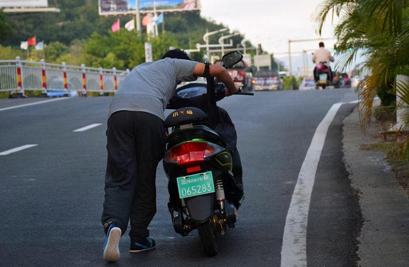 电动车半路没有电了教你一招,电动车半路没电了怎么用锂电池