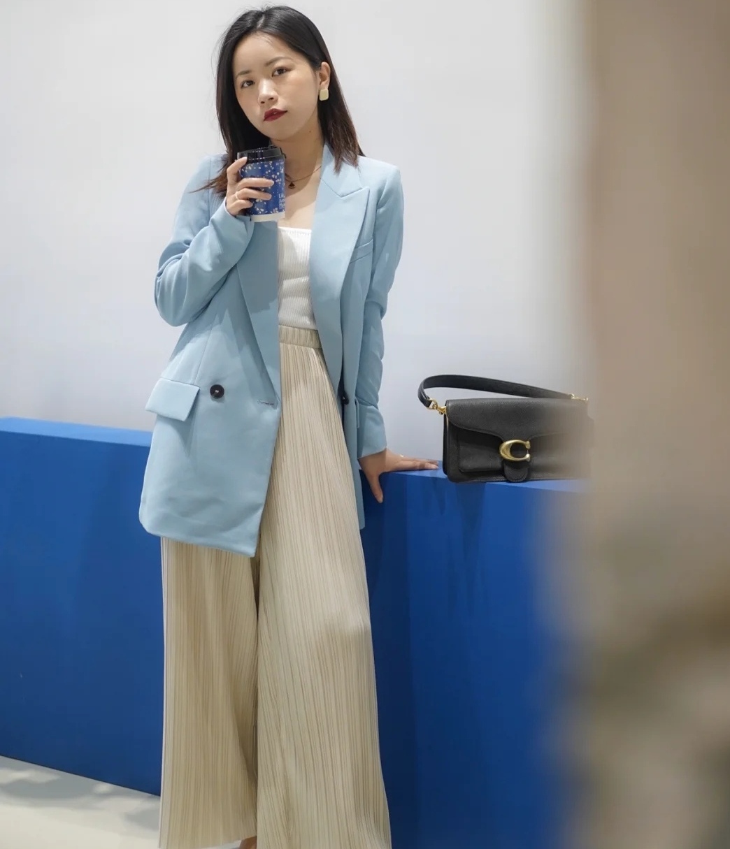 百褶裙该下岗了，今年流行的是“百褶裤”，时髦精致，谁穿了谁美