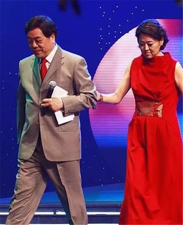 倪萍身残脚瘸永别舞台，臃肿不已