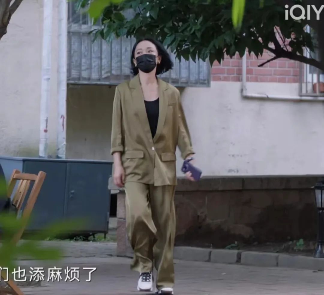 穿大牌西装背200块帆布包，混搭百元球鞋，她演女高管我服！