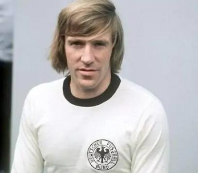 德国足球史上两大天才中场，谁更有才华？