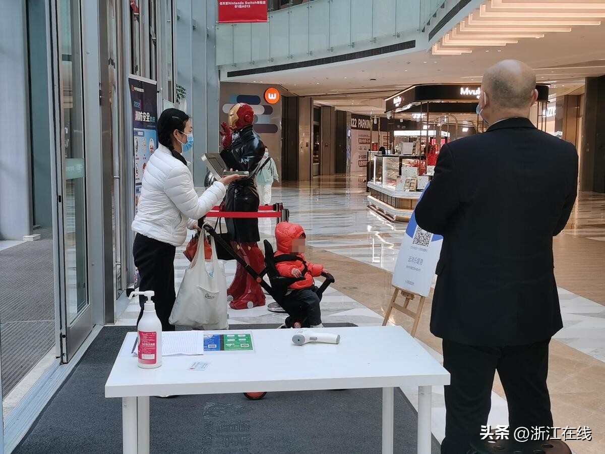 防疫措施优化调整首日杭州部分沿街商铺进店仍需扫“场所码”