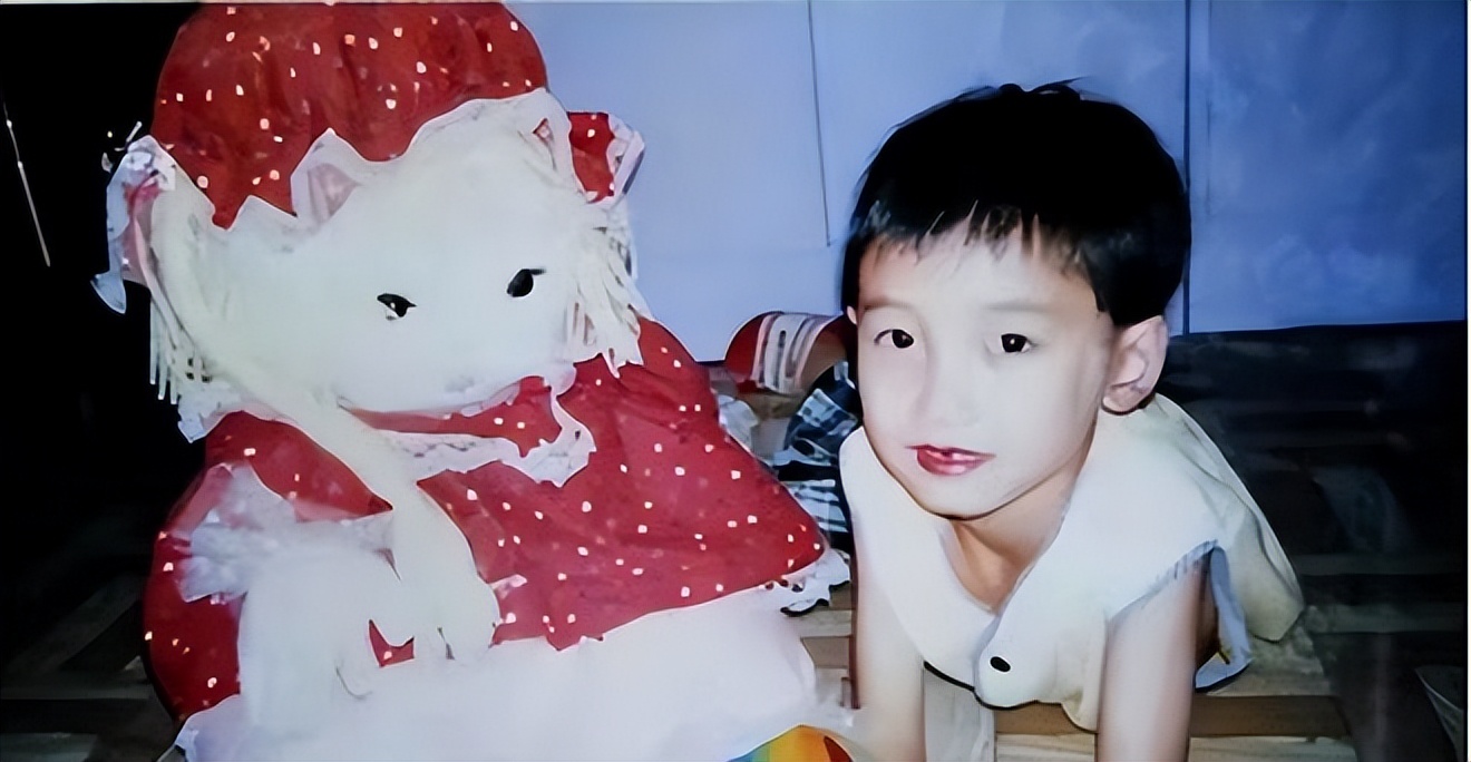 浙江小伙背着母亲上学，成全国道德模范，为何却变性参加选美大赛