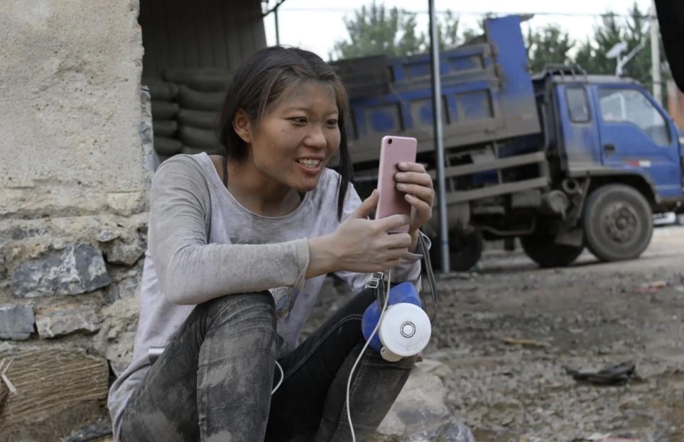 水泥妹曾遭央视痛批,2017年水泥妹扛水泥视频