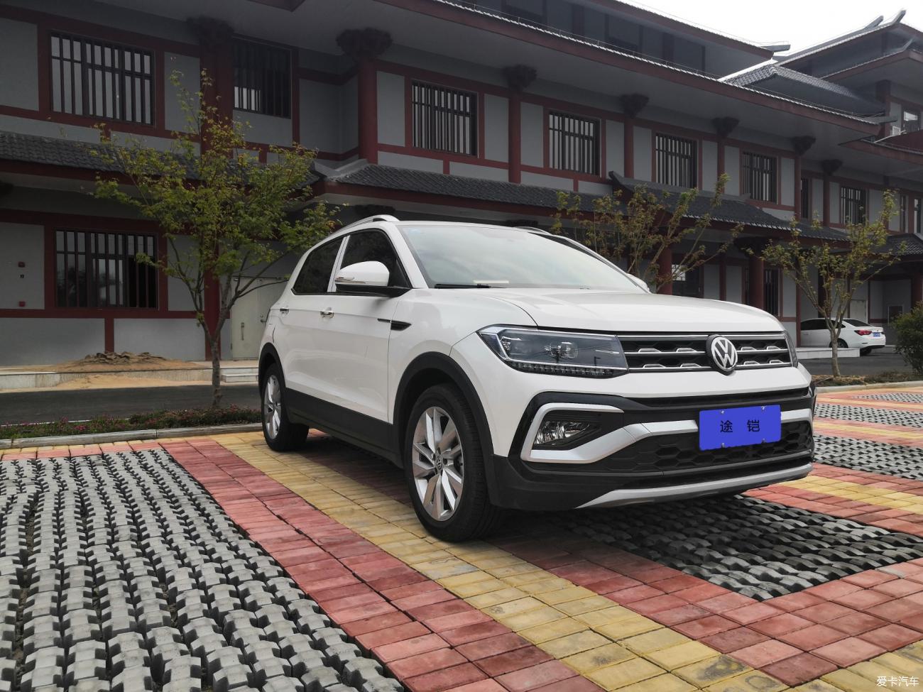 用玻璃清洁剂去除油膜,使用油膜清洗后玻璃雾蒙蒙