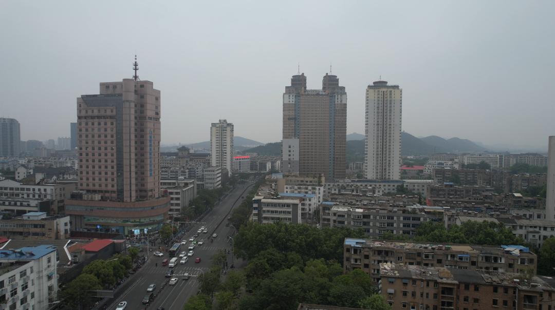 实探商圈现状,实探国贸旁废弃烂尾楼