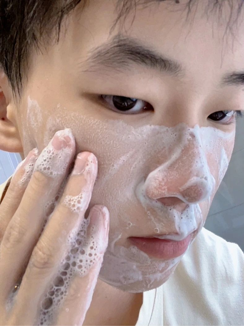 什么洗面奶祛痘效果最好男士专用,什么洗面奶好用男士控油美白补水