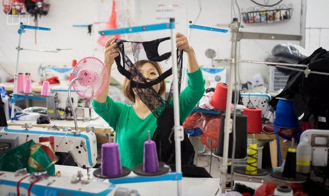 天地间丨情趣内衣小镇的女农民工每天往返于工厂和田间地头