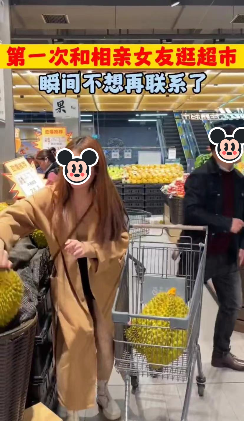 小伙和老婆去超市买榴莲,女子超市买榴莲吓到男人