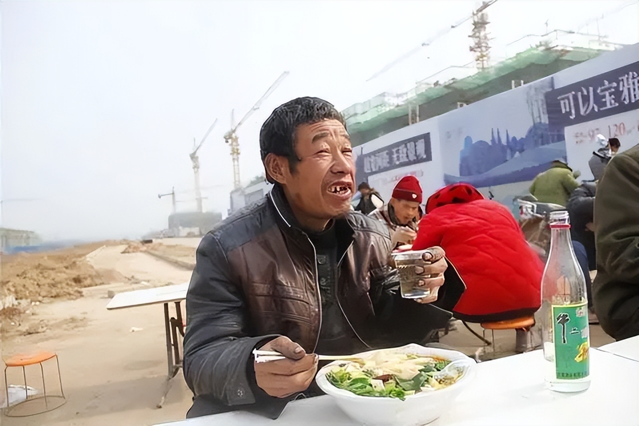 牛栏山明明是“酒精酒”，却能年销过百亿，究竟是谁在为它买单？