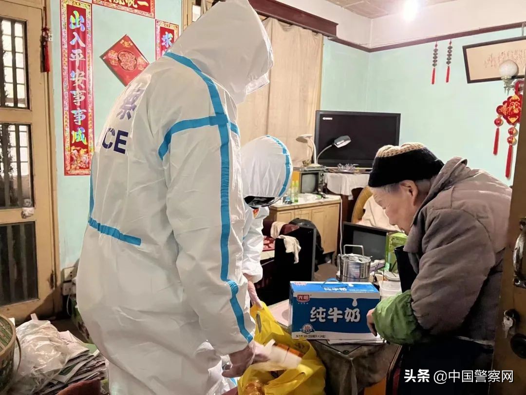 【疫情当前警察不退】上海600多支公安“社区帮困先锋队”活跃在全市抗疫一线关爱特困人群彰显“公安温度”