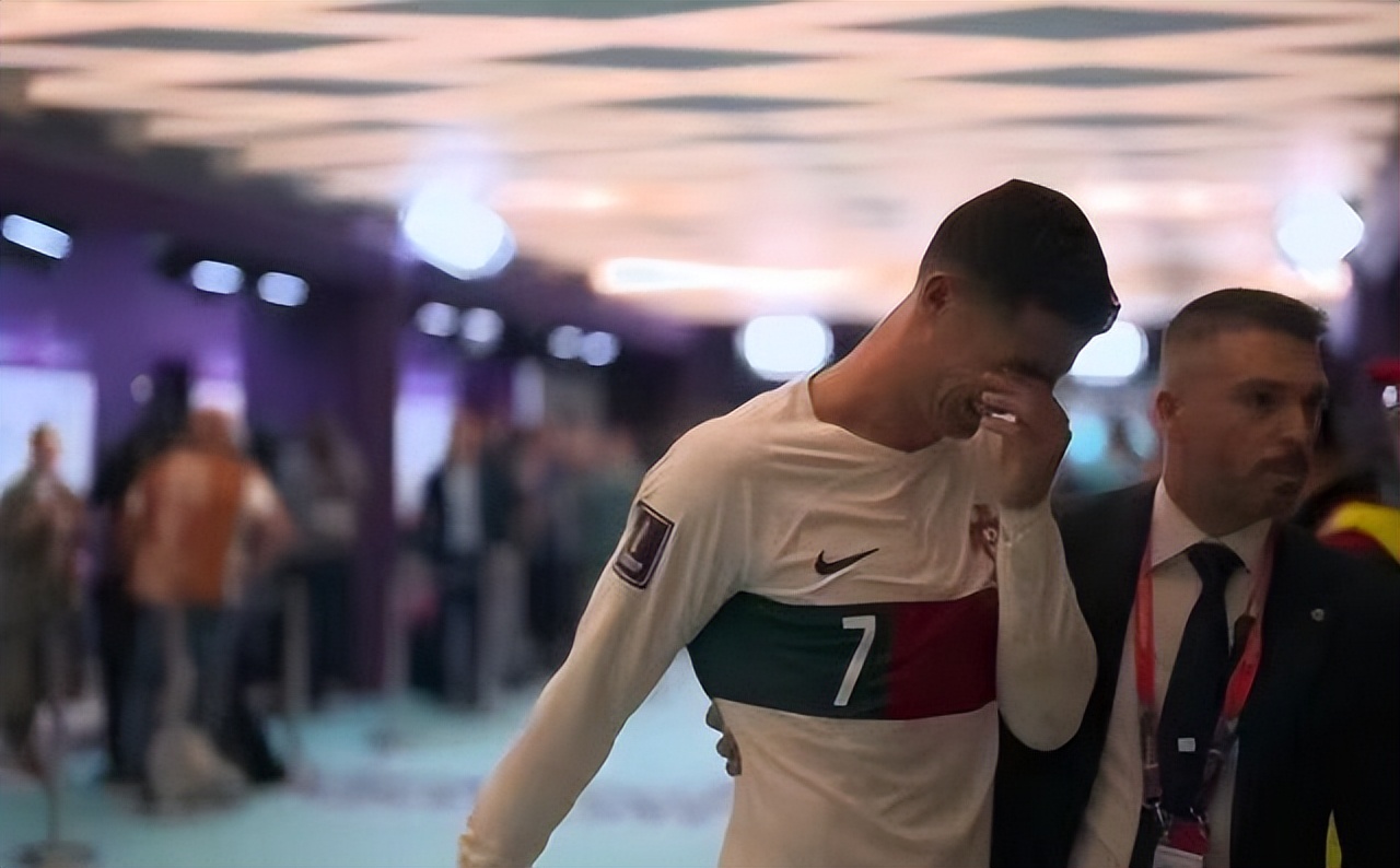 c罗外表高傲性格收敛,抹着眼泪离开