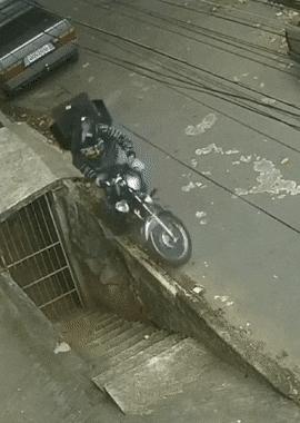 80个神奇的真实照片，不高兴的狗子，崎岖的铁路，倒立劈叉拉筋