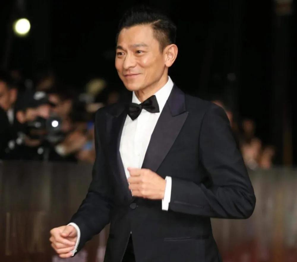 刘德华回老家认祖归宗故事,1997年刘德华回到家乡新会认祖