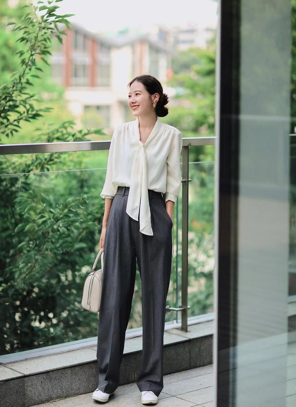 时尚潮流百搭垂感面料阔腿裤穿搭,蓝衬衣配藏蓝色阔腿裤慵懒风