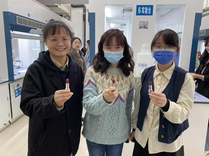 上课时学化妆,上课学化妆