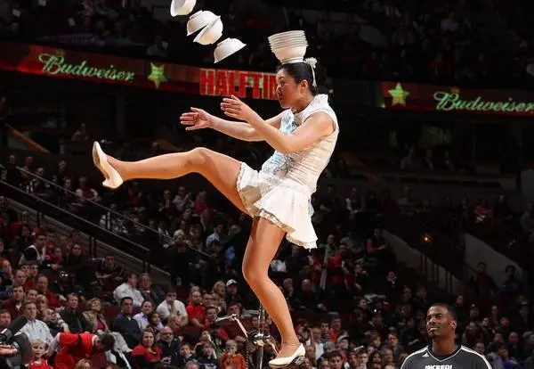 1米53大妈闯NBA爆红！不靠广场舞凭着一绝技表演5分钟日入两万元