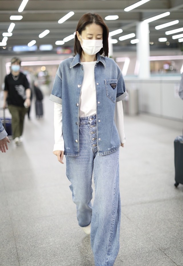 刘敏涛垫肩西装配缎面吊带,刘敏涛穿衣很有高级范