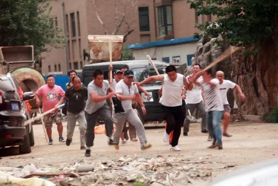 妹妹和姐夫一起睡，姐姐无奈睡一起，老丈人得知报复上门女婿