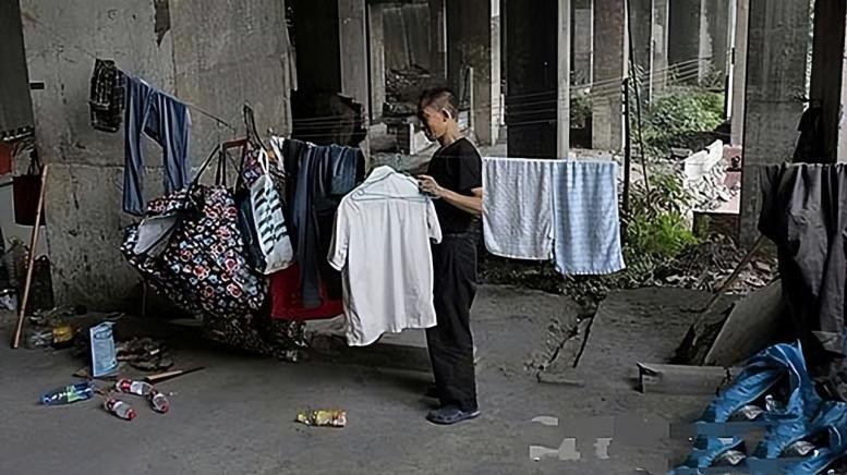 小伙卖彩票一年挣80亿,靠彩票一夜暴富走上人生巅峰