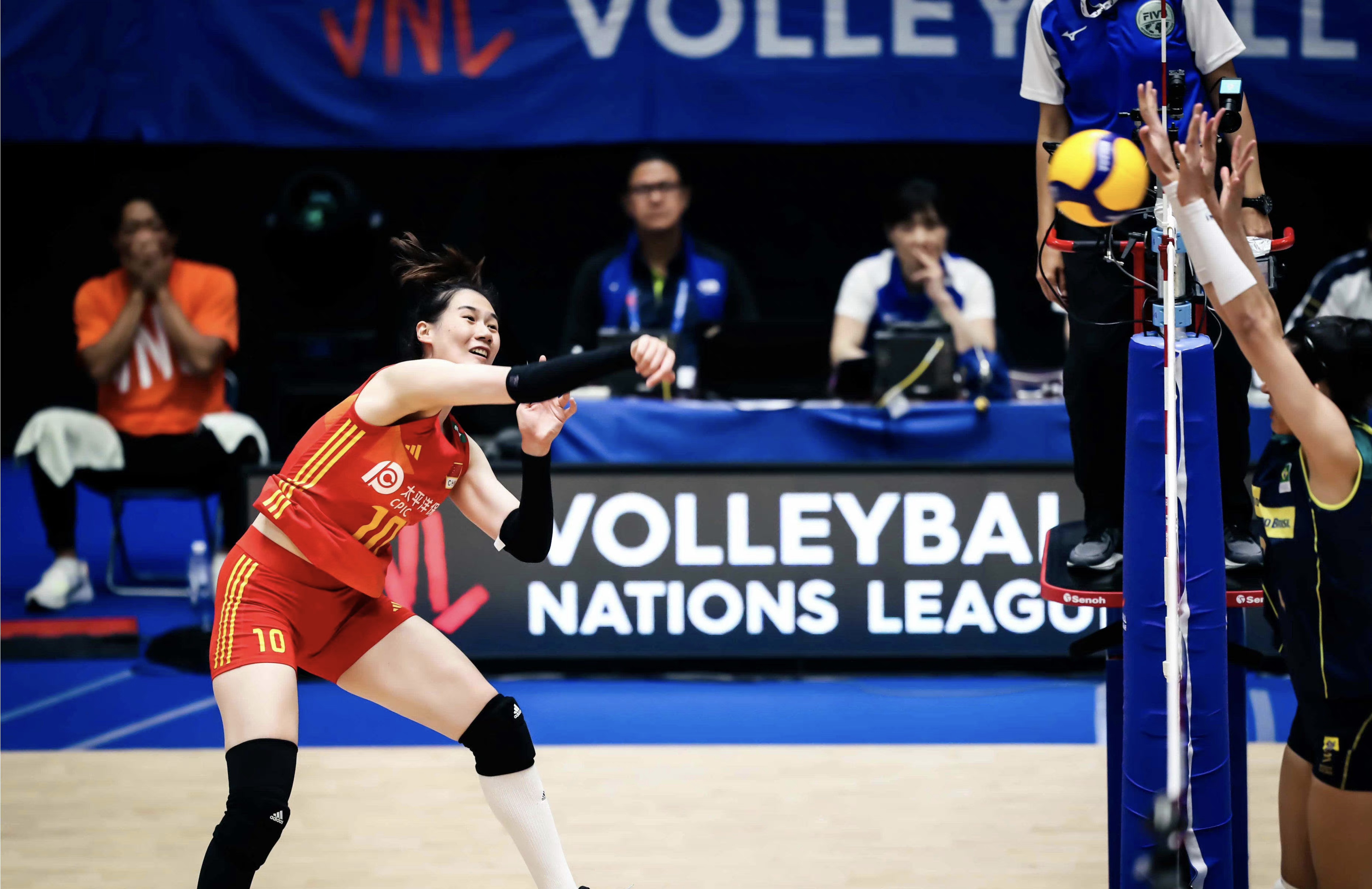 王梦洁不再被谩骂!裁判2次突然暂停立功,王云蕗5连发表情冷漠