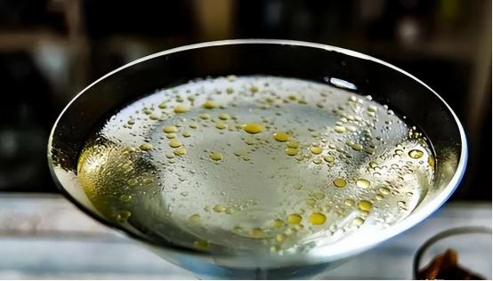 白酒中滴几滴油怎么办,白酒里滴入食用油