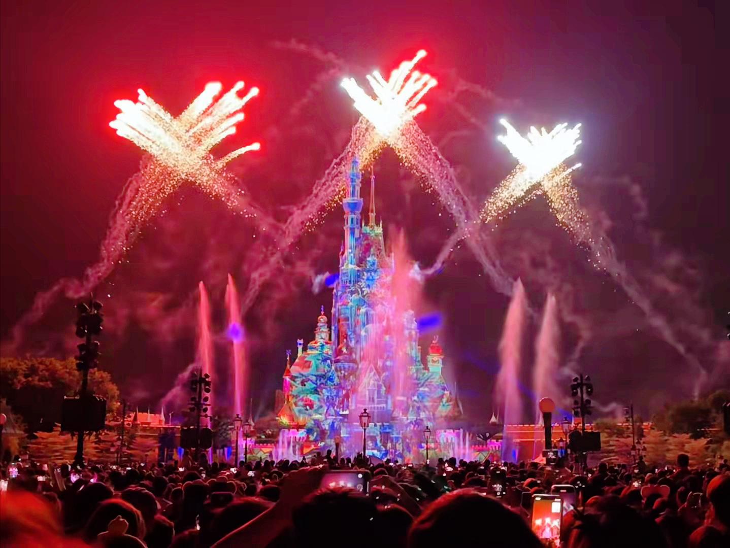 香港圣诞节打卡地超大圣诞树,香港圣诞氛围越来越浓了