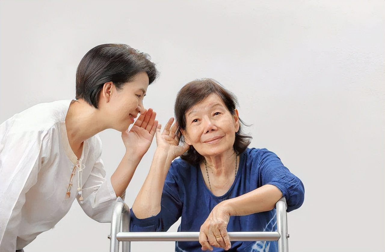 大脑开始“萎缩”时，身体一般会出现这4种反应，不妨仔细观察