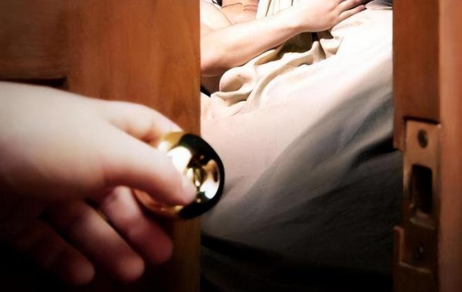 22年,19岁男生留学美国,夜探舅妈房间,博士后舅舅气极当街连开6枪