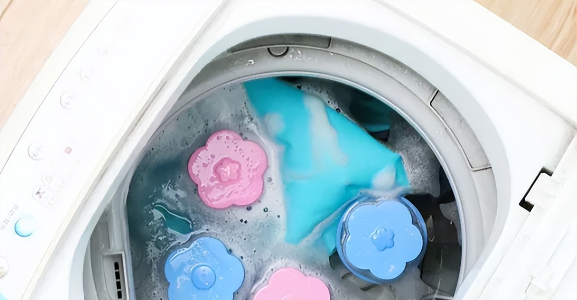 黑色衣服粘毛怎么处理小技巧,衣服粘毛小技巧