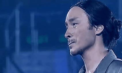 他穿深V露背装，和歌迷开黄色笑话，没被封号还引千万人点赞？