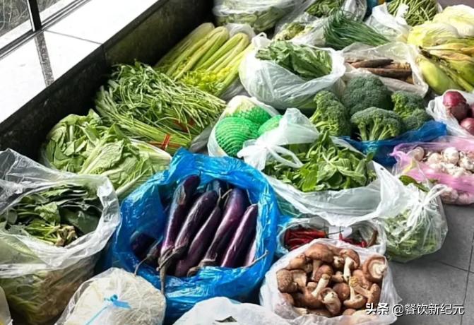 北京男子家里存货堪比菜市场，连浴缸都装满了，网友：劝你善良