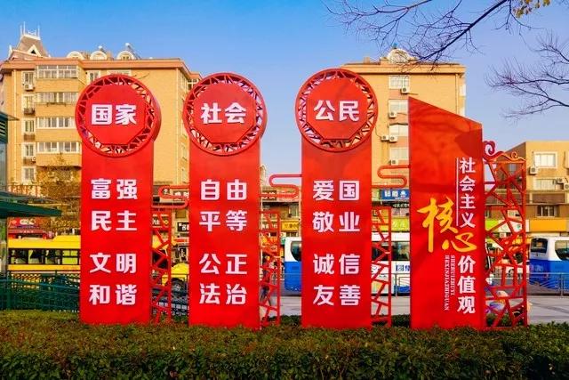 看着心疼，上海邮政网点眼镜男对女同事大打出手，警方介入