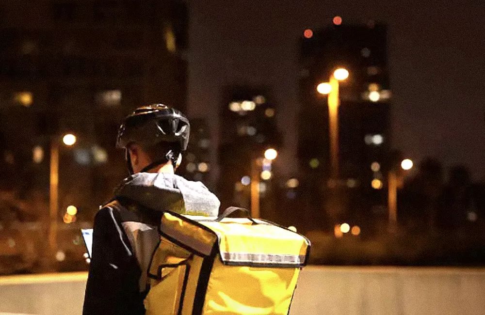 骑手阳了：病1天损失一两千，发烧时承受压力和愧疚，运力不足加价一百元也没人接